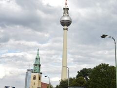＜ベルリンテレビ塔＞

テレビ塔まで歩けば、アレクサンダープラッツ駅。
