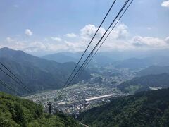 湯沢高原の写真。湯沢高原ロープウェイ山頂駅から湯沢中心部を眺める。