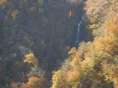 　落差１８１ｍ、幅７ｍの滝が、錦秋の中を３段になって流れ落ちています。