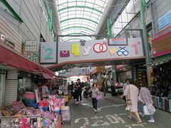 市場がたくさんあり、お散歩すると楽しいです。こちらは国際市場。衣類や雑貨が多く売られていました。