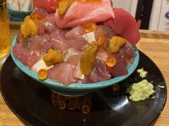 こぼれるの前提のこの丼。具沢山ですが、器が丼というか茶碗の大きな物みたいな感じで楽勝でペロリナイトでした。てっぺんにトロがのっており、いくらが食べる前から溢れてました。星三つ！！！