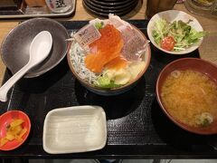 こちらが熱海海鮮丼定食１９８０円。いくらに金目鯛と富士山で育てているサーモンと生シラスがのってます。丼は小さめですが、金目鯛の刺身がかなりの厚切り。さすが金目鯛専門店。