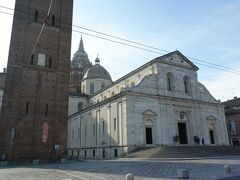 歩いて、トリノの聖骸布で有名な聖堂にきました

Duomo di San Giovannni Battesta　というところ
トリノ王宮と隣接してます