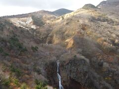 　展望台から見ると、荒涼とした山肌から落ちる一条の滝。