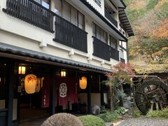 本日の宿、「翠紅苑」に到着。
以前来た時も、この宿に宿泊しました。寸又峡の宿泊先だと、たぶんここが一番大きくて、他は民宿が少しある感じなのかな？？
この旅館は、寸又峡の入口にあって、バス停の目の前なので、バスで来る人にも便利だと思います。