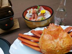 八幡館の夕食です。
他にもいろいろついています。

温泉はつるつるになる系のものでした。