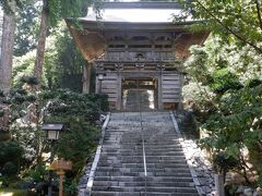 太龍寺まで階段が続きます。ようやく山門です。四国山地の南東端に位置する、西の高野山にたどり着きました。