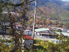 「線路の向こう側の南木曽駅」遠いこちら側からも入り口があると便利ですが。。。頑張ってもう少し歩きます。