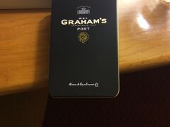 はい、帰ホテルしました。
で、お土産用に購入しました。８ユーロくらいだったかな？GRAHAM'Sのポートワインのミニチュアボトル２本入りです。ケースは金属。ポルトのお土産にはピッタリです。実はこれ、帰ってくる途中の酒屋で買いました（笑）ほかにも違う蔵元ものや木箱に入ったものとか見栄えはするけどお手頃なものが多数ありました。確かに蔵元で買えればよかったのですが，お値段がちょっと・・・。