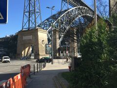 ドン・ルイス一世橋のたもとに着きました。たもとから見上げるドン・ルイス一世橋。
青空に横に寝たエッフェル塔の様な橋が綺麗です。
確かエッフェル氏の弟子が作っているんですよね。