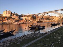 河畔へ降りていきます。この辺りはヴィラ・ノヴァ・ドゥ・ガイア地区と言いポルトワインのセラーが立ち並びます。今日の目的の一つはここで試飲してポートワインを買うこと。TAYLOR'S、GRAHAM'S、CROFTといった有名どころが河畔に軒を連ねます。僕は基本的にへそ曲がりというか判官びいきというか買うにしても有名どころは避けたいなぁと思ってしまいます。で、入ったセラーはQuinta dos Corvos。
カラスがトレードマークです。ここを選んだのはなぜか？それは客引きのおじさんがかっこよかったからです。この辺りの客引きは全然強引ではなく悪い感じはありません。このQUINTAのおじさんはまるでスティーブン・セガール。黒ずくめのセガールに勧められたらいやはないでしょう。で、案内してもらったのがQUINTA。５ユーロほどを払って試飲とセラー見学です。試飲は6～８品目くらい。年代別を試飲し、気に入ったものを購入します。もちろん、購入しなくてもOK。試飲は各セラーいろいろ趣向があるようなのでいくつかのセラーを回ってみるのも面白いです。僕は２０年ものの小さ目のビンを購入しました。