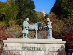 郡上八幡城へと向かう途中の「城山公園（本丸跡地）」に、初代土佐藩主である大名「山内一豊」とその出世を支えた妻「千代」の銅像がありました。
ちょうどこの銅像を見上げると、ちょうど郡上八幡城が見えました。
あの高さまで山道を徒歩で歩いて来ます。