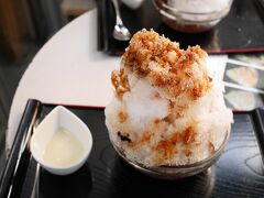 牧志市場のすぐ横にある「御菓子処 末廣」で沖縄ぜんざいを。
お店の外で食べられるのが楽しい。