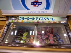 ＪＡＬ系列のお店、BLUE SKYショップでブルーシールのアイスをゲット！
これ食べなくちゃ沖縄来た意味がない(笑)！