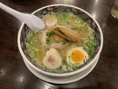 函館トランジットのミッション②　函館ラーメン！
夫が函館ラーメンは譲れないらしく、そのまま駅にもどって、エキナカのあじさいへ。塩ラーメンさっぱり～～。優しいスープで、やっと胃がおちついた！
お麩が珍しい！！