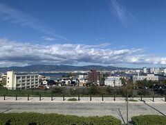 この日の函館、18℃くらいだったけど、めっちゃ天気いいし、まさかのコートいらずな気候で、スーツケースを押しながら坂道登るという、軽い部活状態。機内でいただいたペットボトルの水ありがとう（涙）。元町公園入口が、修学旅行生たちのチェックポイントだったみたいで、待っていた先生たちから、「スーツケース引いてきたんだ」的な感じで2度見されていたｗｗｗ。
あー、いい眺め！！（笑）。