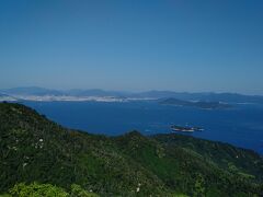 瀬戸内海の島々と
対岸の広島市街が見えます。