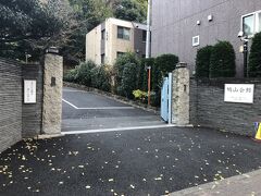 鳩山会館の入り口。
言わずもがな政界一のおぼっちゃま鳩山家のいわば御本家です。
うっかりしていて入場可能時間を過ぎてしまい、入場できず。また日を改めて見にきたいと思います。