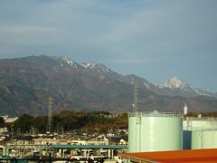 手早く朝食を済ませて、JRで竜王駅へ。駅舎から甲斐駒ヶ岳と鳳凰山が見えました。