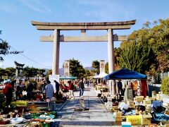 この後、赤穂城跡内にある大石神社（赤穂大石神社）へ向かう。
境内ではフリーマーケットが開催され賑わっていた。