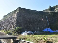 いきなり石垣が？？？まさか城？？

オートキャンプ場でした。休日のためテントが数張・・・・。