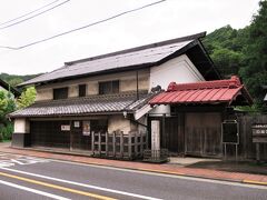 渋滞を考慮し、早めに青梅入りをしました。
次に乗るバスは、青梅車庫より更に700m先（奥多摩寄り）にある裏宿町始発なので散策しながら向かいます。その前に少しだけ駅方向へ戻ります。青梅車庫から100m、青梅車庫前バス停（※青梅車庫とは別のバス停）には、古民家があります。

■旧稲葉家住宅（東京都指定有形民俗文化財）
江戸時代に青梅宿の町年寄を勤めた稲葉家の旧宅です。稲葉家は青梅でも有数の豪商で、材木商や青梅縞の仲買問屋を営んでいました。