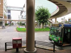 12:43　河辺駅北口に着きました。（青梅駅から20分）
街中を走るので乗降が多い路線でした。
北口は整備されていて駅前には日帰り入浴ができる温泉施設（画像左上）もあります。残念ながら今日は利用しません。