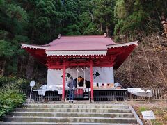 御座石神社
名前は秋田藩主佐竹義隆が田沢湖を遊覧した際、腰をかけて休んだことに由来するとのこと。
