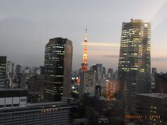 【ホテル選択その後2】
東京ベイよりANAインターコンチネンタル東京（以下、ANAと省略）の方がいいというクチコミを見て、次はANAインターコンチネンタル東京へ滞在です。やっぱり平日の方がすいていて良いのかもといことで12月1日（火）宿泊。ホテルHPではクラブラウンジが11月10日から再開とあるも、この状況下ではまた東京も自粛でクラブラウンジが閉鎖してしまうのではと心配しながら、宿泊4日前の11月28日IHGのHPから予約。こちらのホテルは景色で選ぶ部屋ではなかったので、クラブインターコンチネンタルのジュニアスイートやコーナースイートで一番良い「風」65㎡で予約しました。ホテルHPの写真を見ると、独立したリビングのように見えたので、主人が寝た後にも私がPCを使用するに便利だと思ったからです。部屋からは写真のように東京タワーが見えました。ANAの詳細についても、旅行記を掲載しておりますのでそちらをご覧ください。
この後、12月に品川のストリングスホテル東京インターコンチネンタルへ行こうとしたら、再び東京がコロナで自粛になったためあきらめました。