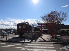 路線バスで河口湖駅に到着。こちらの駅前にも列車が。