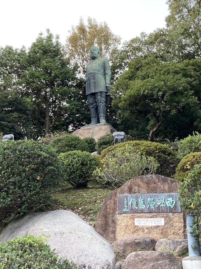 庭園などを散策したあとは西郷隆盛像まで歩いて行ってきました。<br />ん・・・なんだか上野の像に比べて少しバランスが悪いような(^_^;)