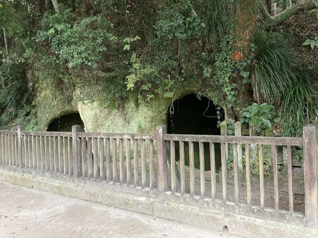 城山公園から下る途中にある、南洲翁 洞窟。<br />西郷隆盛が最後に身を寄せた場所・・・かなり狭いですね。。。<br />そういえば、市内に西郷隆盛像があったのを思い出したので、