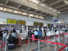 高雄国際空港国際線ターミナルビルのチェックインカウンター。
どうにか、TR849便のチェックイン締切に間に合いました。