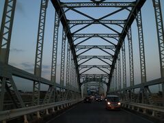 国道１号線

長良川にかかる
古い橋ですが
横に仮設の橋を作ってるけど
古い橋は壊されちゃうのかな？
