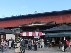 保津峡からＪＲで嵯峨嵐山駅に戻り、ここから嵐山へ。
それにしてもすごい人、人、人。
京都観光の観光客は皆ここに集まってきたようです。