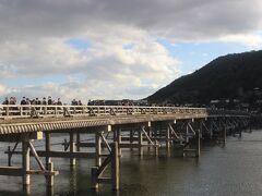 嵐山のシンボル・渡月橋。
ここもすごい人で警察官が交通整理をしていました。

また取材中のカメラを担いだテレビ局も数局見ました。
ニュースで「嵐山は観光客が多い」とでも報道するのでしょう。
