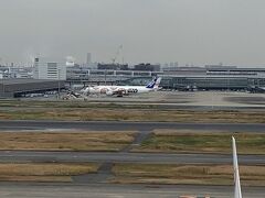 羽田空港に早めに着いて展望デッキで休憩。StarWarsジェットが見えました！