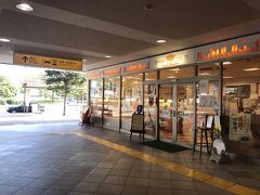 職場の同僚とランチをすることになり、所沢へ行って来ました。所沢駅で待ち合わせですが、せっかく所沢へ行くなら、と一駅前で途中下車(^ ^)
駅の中のパン屋さんがあります。