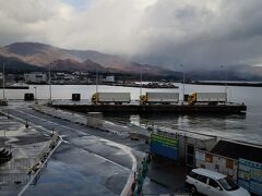 1時間ほどで佐渡島/両津港に到着ー。
ちょっと晴れ間が見える。
ここに観光案内所があって色々資料をもらう。
とても丁寧だった。