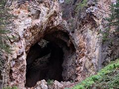 そこから歩いて数分にある道遊の割戸へ。
これ人間が掘ったあと。
金脈探しててっぺんから掘っていき、結果的に山を割っちゃうぐらい掘るなんてすごい。