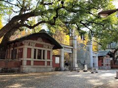 東京大学　本郷キャンパス正門
キャンパス西部にあり、本郷通りに面しています。横にある門衛所も合わせて登録有形文化財に登録されているとのこと、1912年の完成です。
