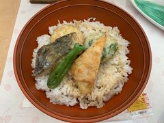 昼食は小田原。小田原に来たならここに寄らないわけがない！！
かまぼこの「鈴廣」の２階で練り物定食。
普段、練り物やかまぼこは好きではなく食べないのだけど「びっくり！想定外に美味しかった＾＾」

＊テーブル席で向かい合わせにならないよう互い違いに座ります。