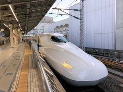JR東海道新幹線のぞみ205号（東京駅　7:21発ー京都駅　9:32着）
新大阪行の車体の写真。（所要時間：2時間11分） 

T様の京都の写真を見ていたら、訪日外国人観光客が少ない
今年のうちに京都の紅葉を見に行っておいた方がいい気がしてきて、
11月中旬、いきなり京都行きを決めました。
10月に大阪へ飛行機で行ったので、今回も飛行機で飛ぼうと
思いましたが、時間の関係で京都駅までは新幹線を
利用することにしました。

始発の誰もいない新幹線の車内を写真に収めるために
東京駅発にしました。