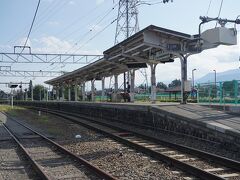 ●JR穂高駅

今から旅の最終目的地、松本に向かいます。
列車を待つ間、このホームで、めっちゃ焼けた気がします。
秋を感じていても、まだまだ陽ざしはきついですね。