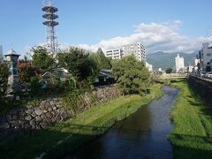 ●女鳥羽川＠千歳橋から

春になると鯉のぼりが泳ぐらしいです。
松本の人にとっては馴染み深い女鳥羽川。