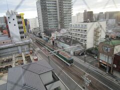 おはようございます！

路面電車は朝早くから動いています。
