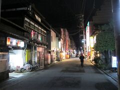 夜の川反通り