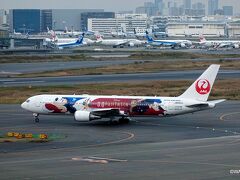 羽田空港の展望デッキから、魔法使いミッキーJET、その奥にJALハワイ嵐ジェットを見ることが出来ました。先月、那覇まで乗った嵐ジェット（顔版）は見当たりませんでした。