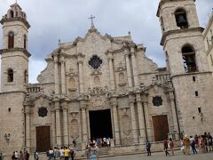 この広場で見たいのがハバナのカテドラル。
(Cathédrale de La Havane)
ハバナにあるカトリック系教会で、30m × 49mの長方形の巨大な教会は、サン クリストバル デ ラ ハバナ大司教区の本拠地として栄えているんですの。
現在の建物は、1704年に再建されたもので、波打つようなファザードが特徴的でキューババロック建築の傑作と称されているんだとか。