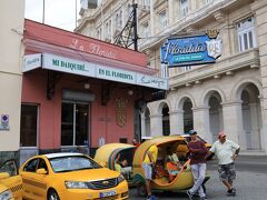 ここは有名なラ・フロリディータというバー。
キューバを愛した文豪のヘミングウェイが通ったお店なんですって。
ここでフローズンダイキリや、モヒートを好んで呑んでたそうです、が私は既に御昼に一杯モヒートを引っかけてしまっているのでパス(笑)